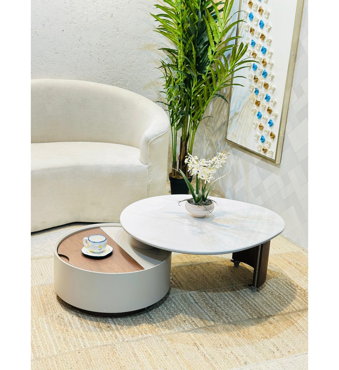 طاولة قهوة دائرية بتصميم عصري أنيق، تجمع بين السطح الرخامي الفاخر باللون الأبيض ذي العروق الهادئة