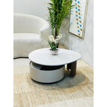 طاولة قهوة دائرية بتصميم عصري أنيق، تجمع بين السطح الرخامي الفاخر باللون الأبيض ذي العروق الهادئة