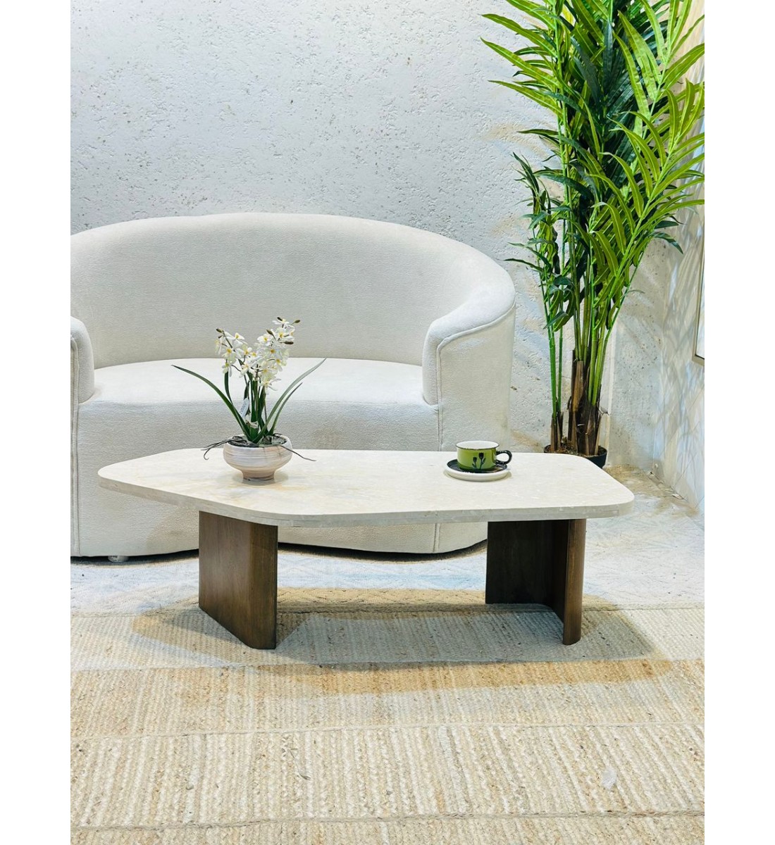 طاولة قهوة بتصميم عصري فاخر، تجمع بين البساطة والأناقة بسطح رخامي فاخر بلون بيج 
