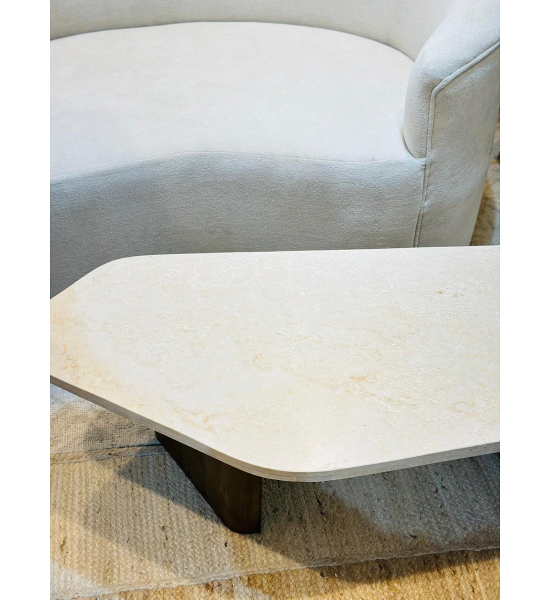 طاولة قهوة بتصميم عصري فاخر، تجمع بين البساطة والأناقة بسطح رخامي فاخر بلون بيج 