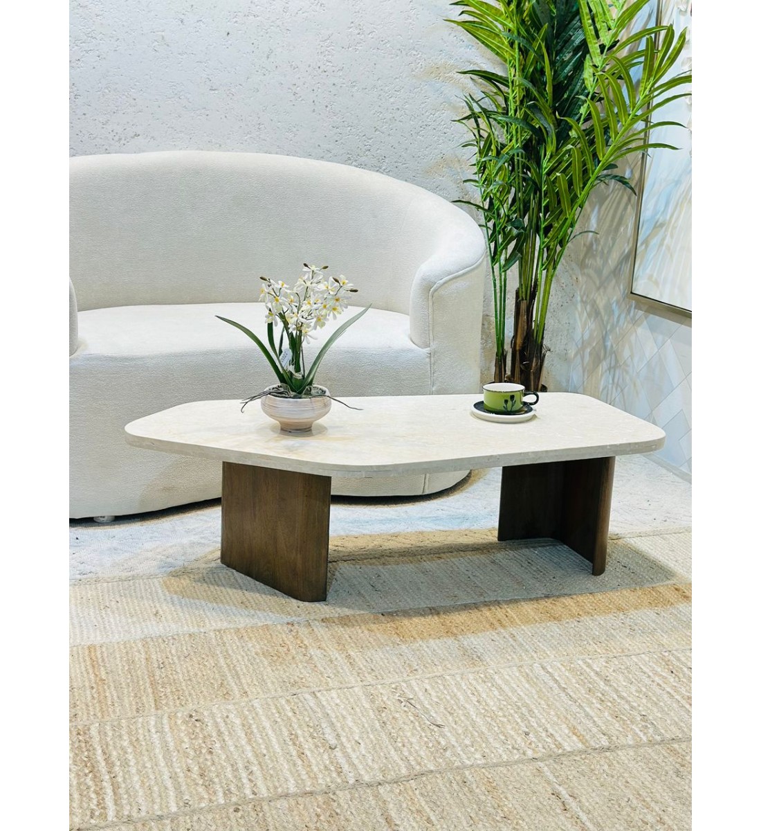 طاولة قهوة بتصميم عصري فاخر، تجمع بين البساطة والأناقة بسطح رخامي فاخر بلون بيج 