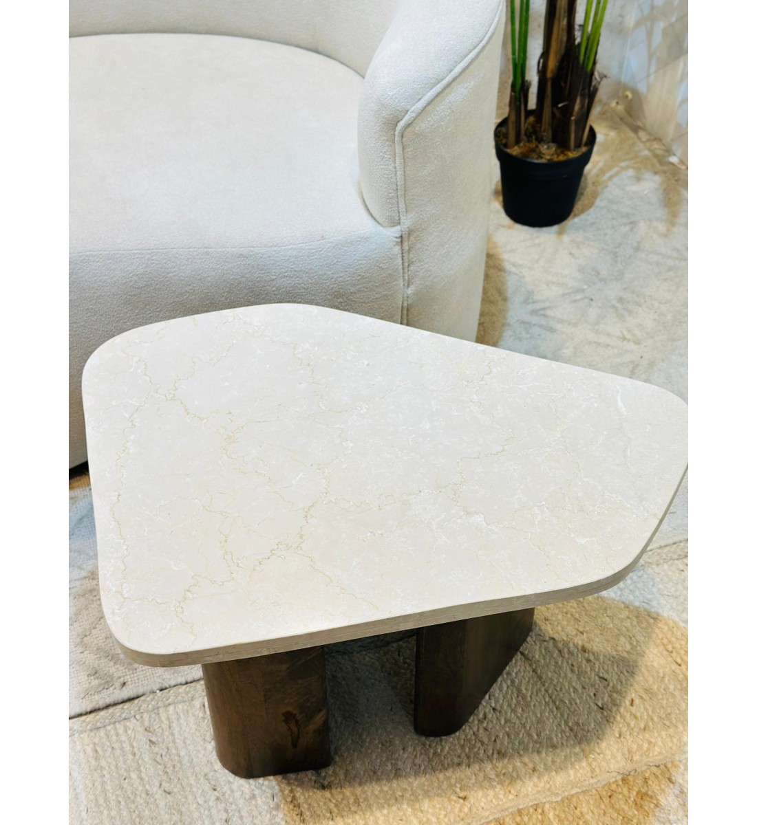 طاولة قهوة بتصميم عصري فاخر، تجمع بين البساطة والأناقة بسطح رخامي فاخر بلون بيج 