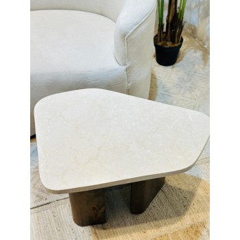 طاولة قهوة بتصميم عصري فاخر، تجمع بين البساطة والأناقة بسطح رخامي فاخر بلون بيج 