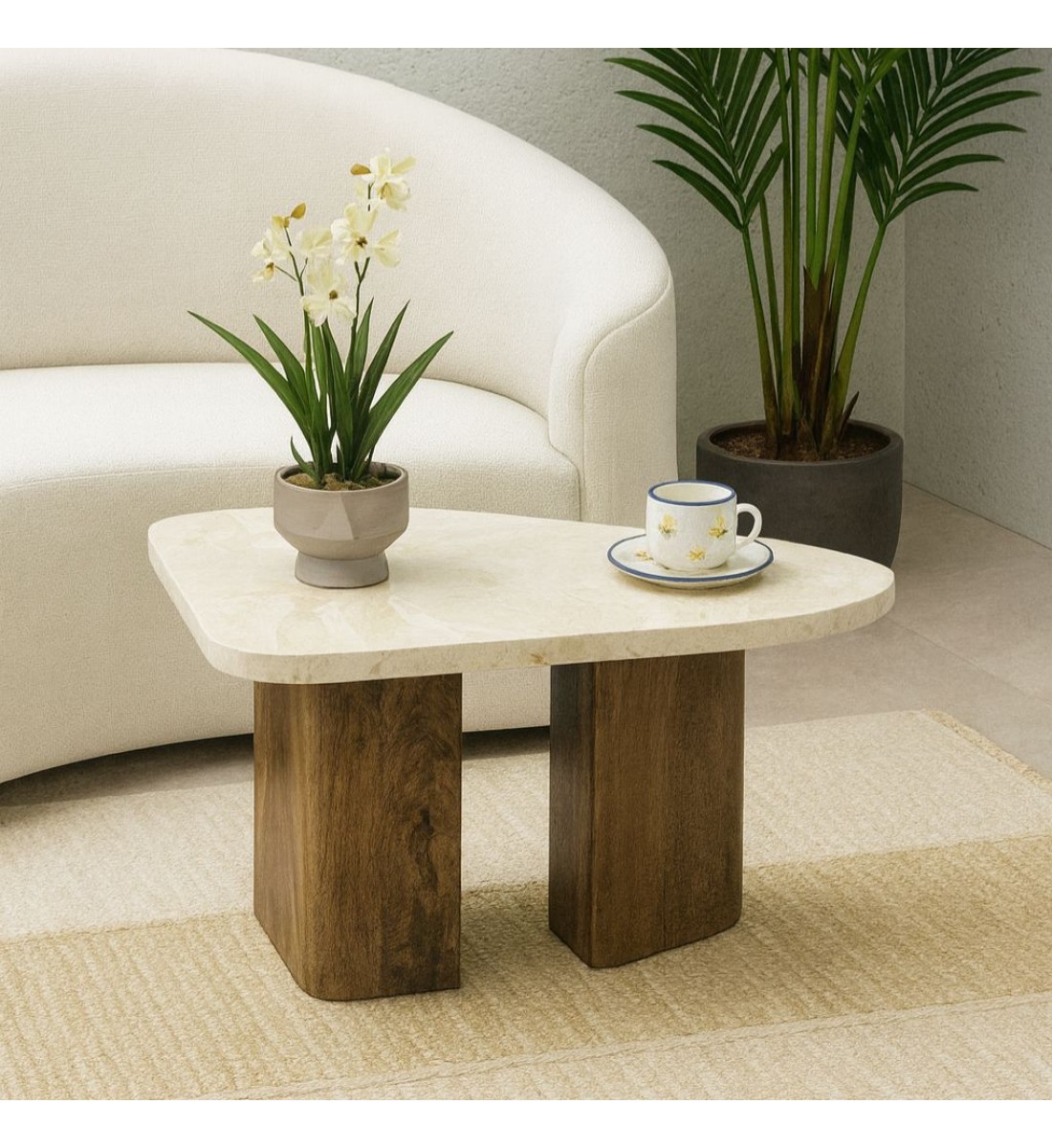 طاولة قهوة بتصميم عصري فاخر، تجمع بين البساطة والأناقة بسطح رخامي فاخر بلون بيج 
