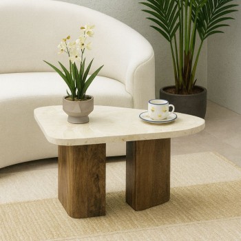 طاولة قهوة بتصميم عصري فاخر، تجمع بين البساطة والأناقة بسطح رخامي فاخر بلون بيج 