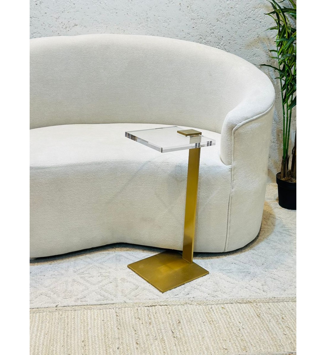 طاولة جانبية فاخرة بتصميم عصري أنيق 25×25×60سم طاولة جانبية فاخرة بتصميم عصري أنيق 25×25×60سم