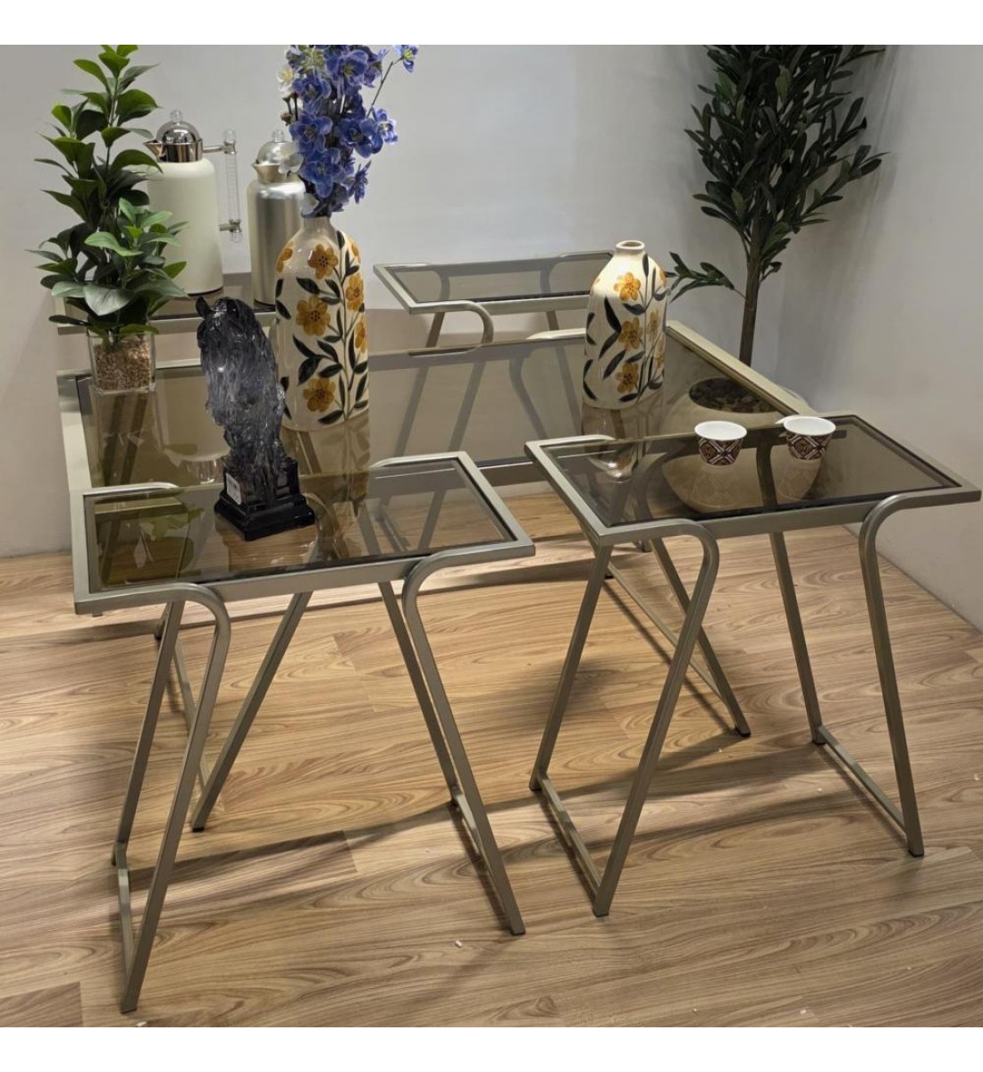 طقم طاولات جانبية بتصميم عصري من الزجاج والمعدن لون شامبين – 5 قطع طقم طاولات جانبية بتصميم عصري من الزجاج والمعدن لون شامبين – 5 قطع