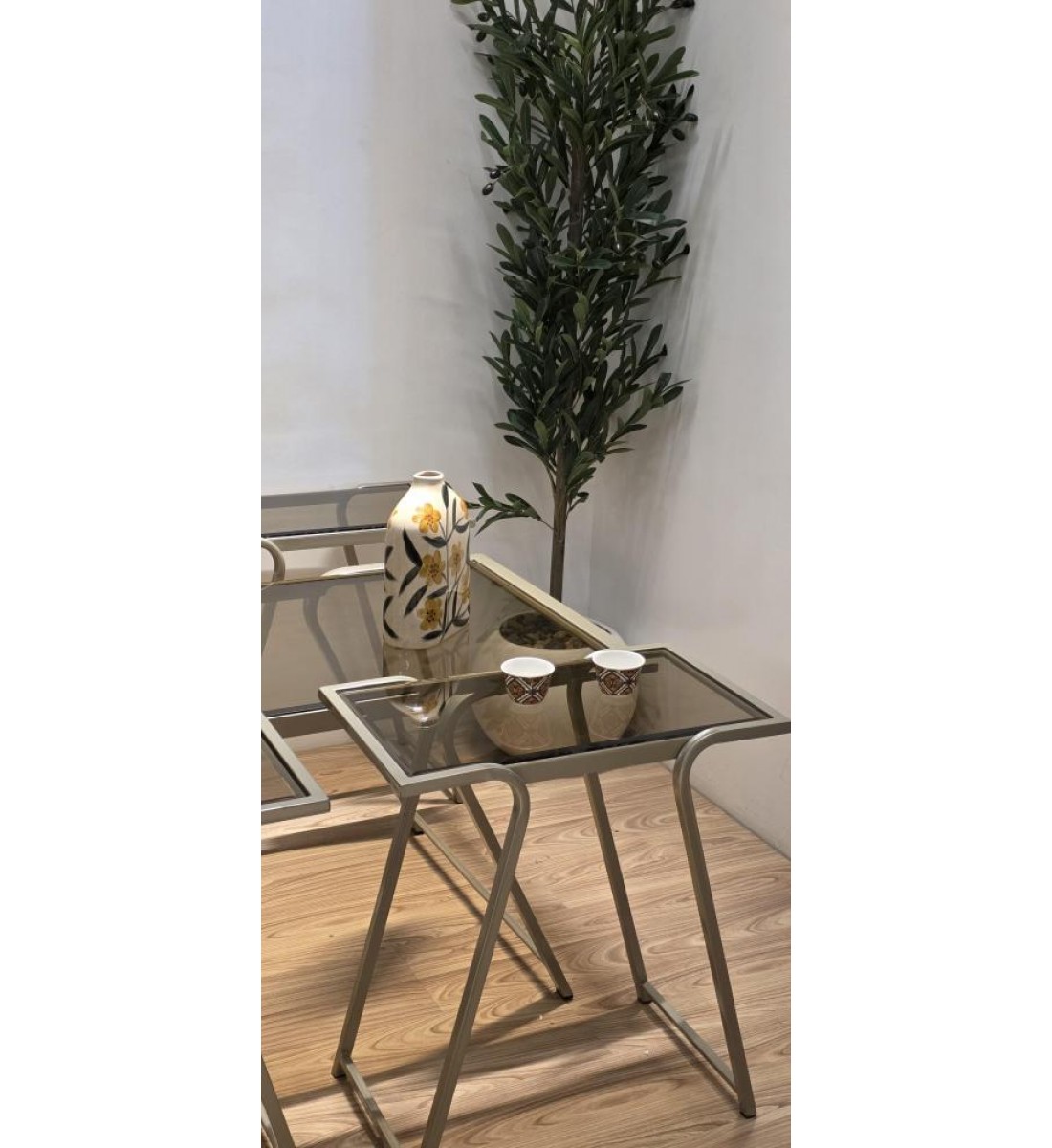 طقم طاولات جانبية بتصميم عصري من الزجاج والمعدن لون شامبين – 5 قطع طقم طاولات جانبية بتصميم عصري من الزجاج والمعدن لون شامبين – 5 قطع