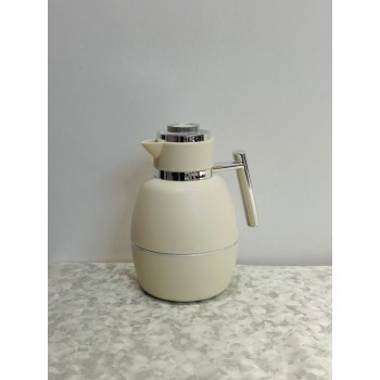 ترمس أنيق بلون بيج هادئ مع لمسات معدنية فضية لامعة1لتر