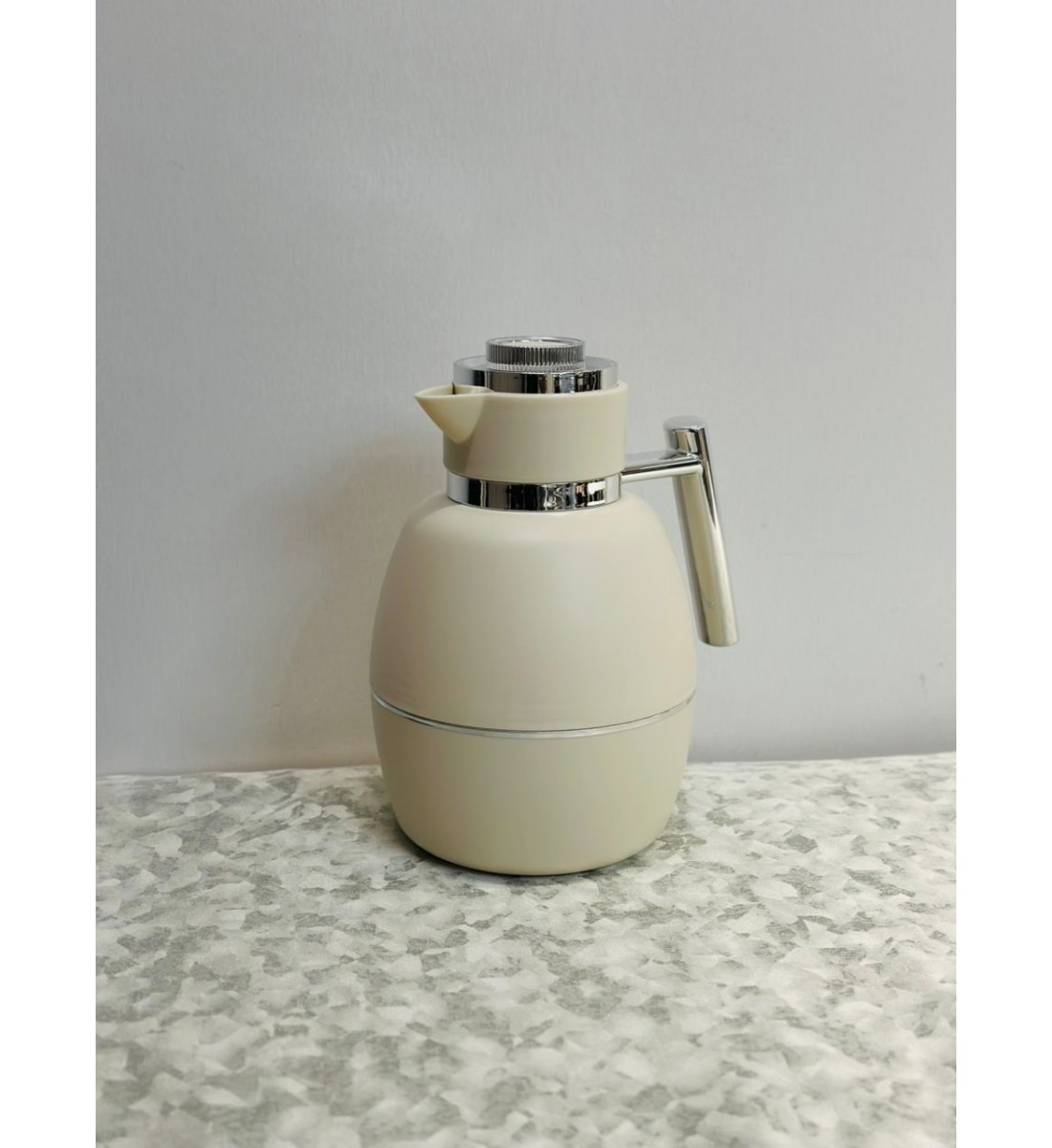 ترمس أنيق بلون بيج هادئ مع لمسات معدنية فضية لامعة1لتر