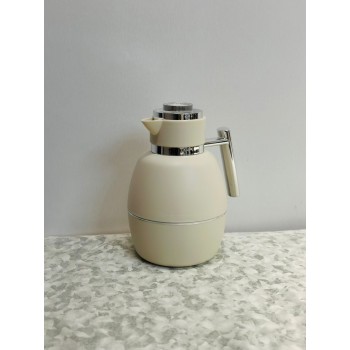 ترمس أنيق بلون بيج هادئ مع لمسات معدنية فضية لامعة1لتر