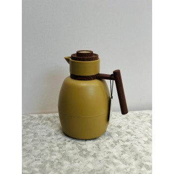 ترمس أنيق بلون ذهبي خمري دافئ مع لمسات خشبية فاخرة 1لتر
