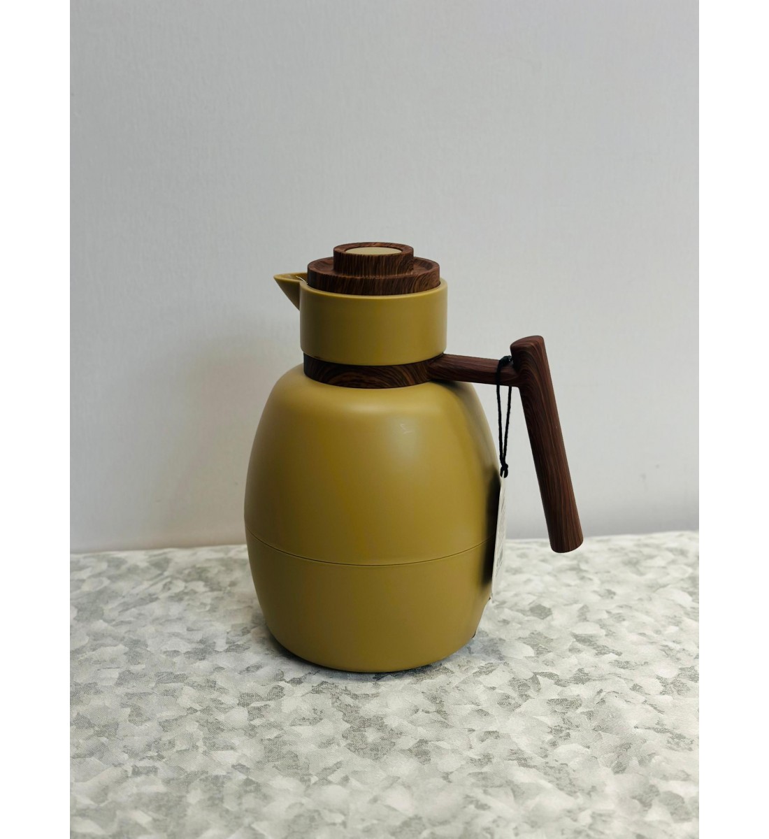 ترمس أنيق بلون ذهبي خمري دافئ مع لمسات خشبية فاخرة 1لتر ترمس أنيق بلون ذهبي خمري دافئ مع لمسات خشبية فاخرة 1لتر