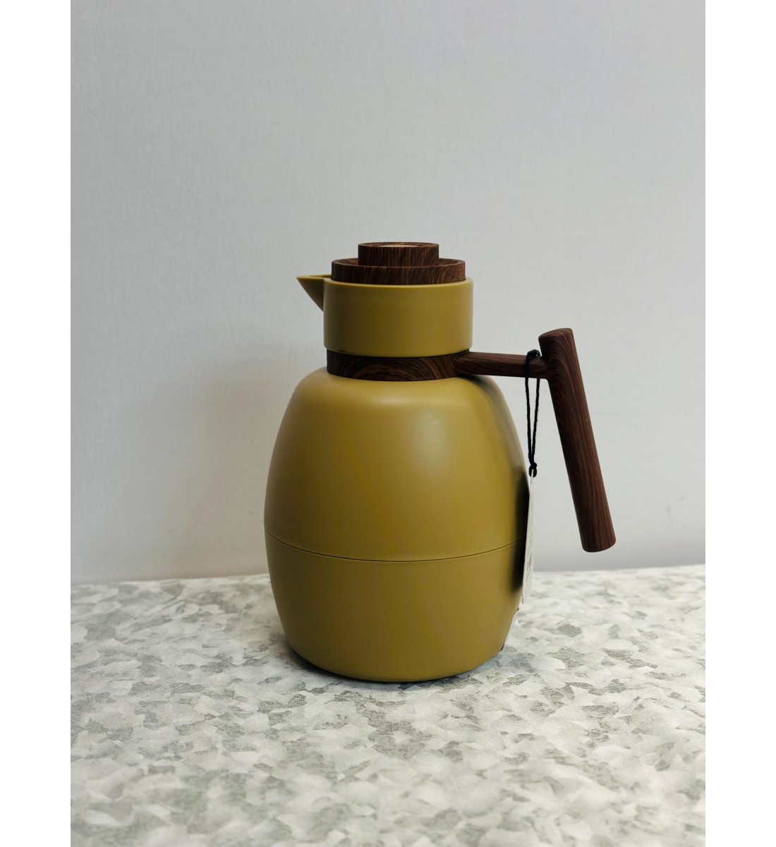 ترمس أنيق بلون ذهبي خمري دافئ مع لمسات خشبية فاخرة 1لتر ترمس أنيق بلون ذهبي خمري دافئ مع لمسات خشبية فاخرة 1لتر