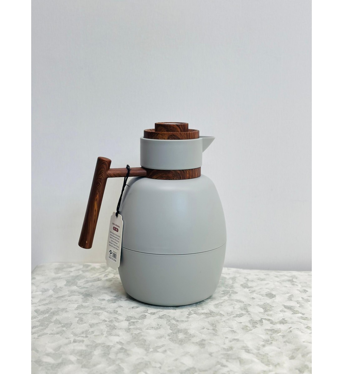 ترمس أنيق بلون رمادي فاتح مع لمسات خشبية فاخرة 1لتر ترمس أنيق بلون رمادي فاتح مع لمسات خشبية فاخرة 1لتر