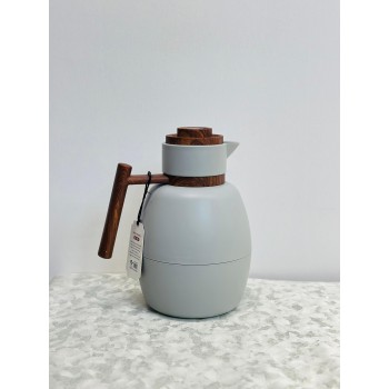 ترمس أنيق بلون رمادي فاتح مع لمسات خشبية فاخرة 1لتر