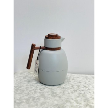 ترمس أنيق بلون رمادي فاتح مع لمسات خشبية فاخرة 1لتر