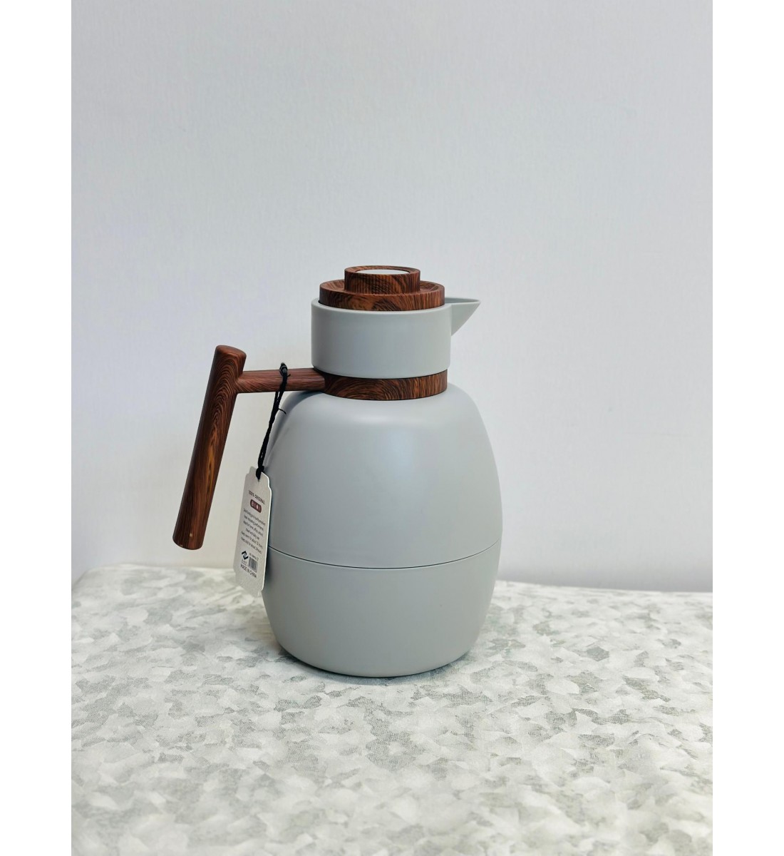ترمس أنيق بلون رمادي فاتح مع لمسات خشبية فاخرة 1لتر ترمس أنيق بلون رمادي فاتح مع لمسات خشبية فاخرة 1لتر