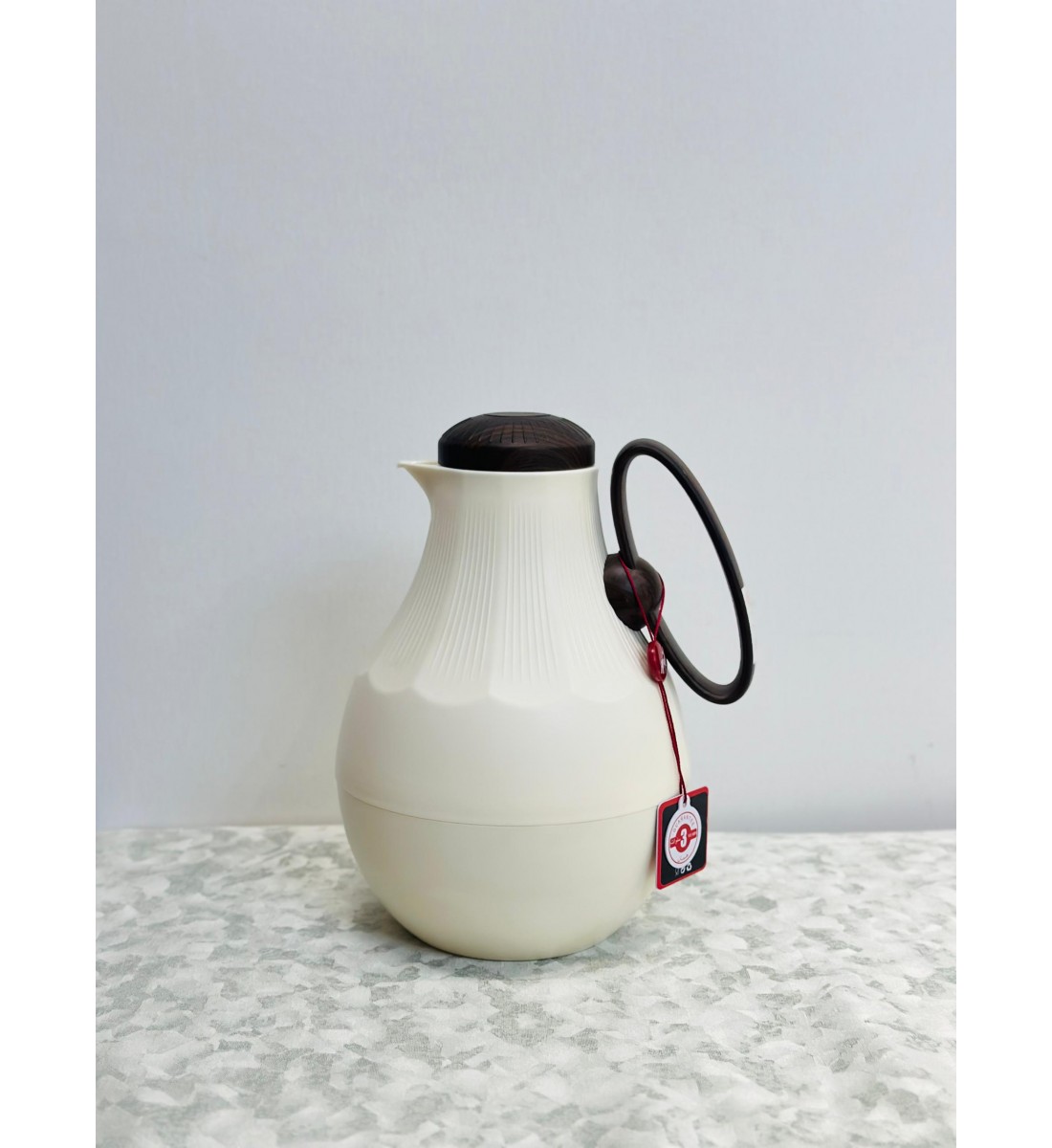 ترمس فاخر بتصميم أنيق يجمع بين الطابع الكلاسيكي والعصري، بلون بيج هادئ 1لتر