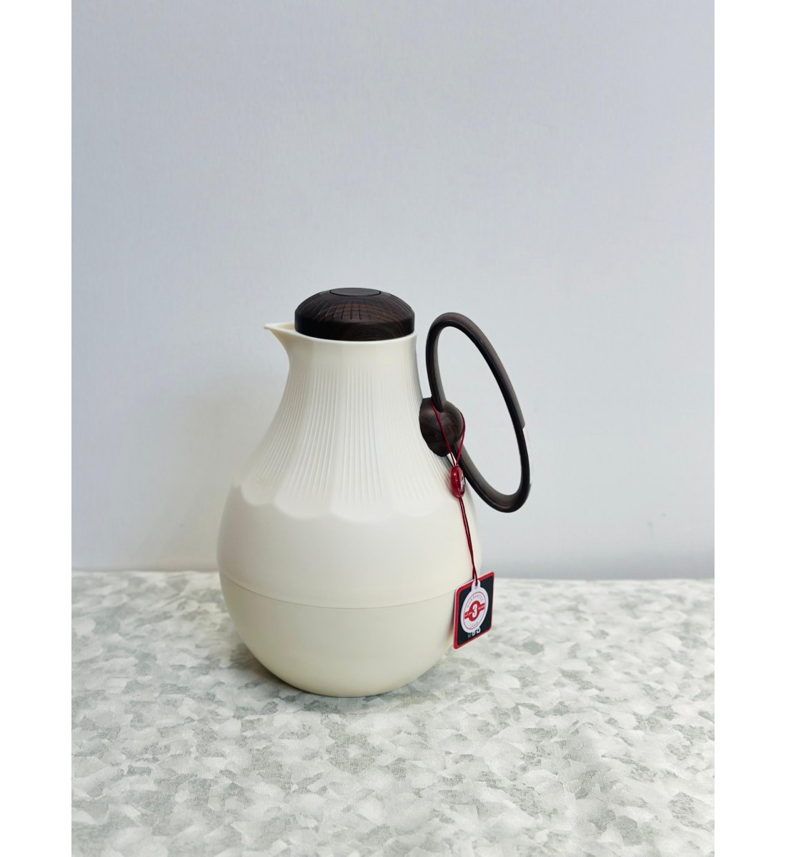 ترمس فاخر بتصميم أنيق يجمع بين الطابع الكلاسيكي والعصري، بلون بيج هادئ 1لتر