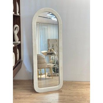 مرآة أرضية أنيقة بتصميم عصري فريد، بإطار منحنٍ بلون بيج ناعم165×65سم 