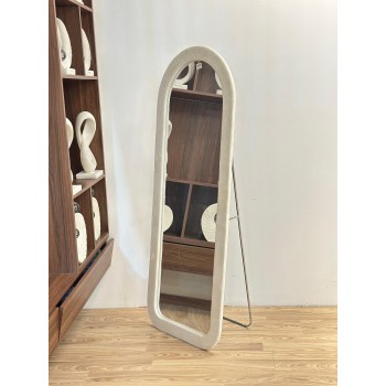 مرآة أرضية أنيقة بتصميم عصري فريد، بإطار منحنٍ بلون بيج ناعم165×65سم 
