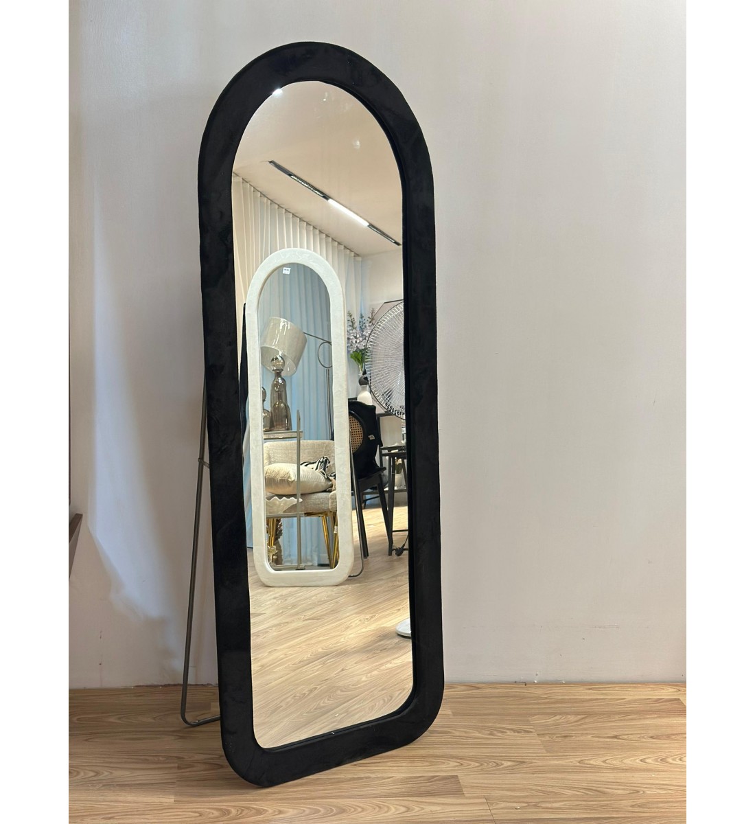 مرآة أرضية أنيقة بتصميم عصري فريد، بإطار منحنٍ بلون اسود ناعم165×65سم 