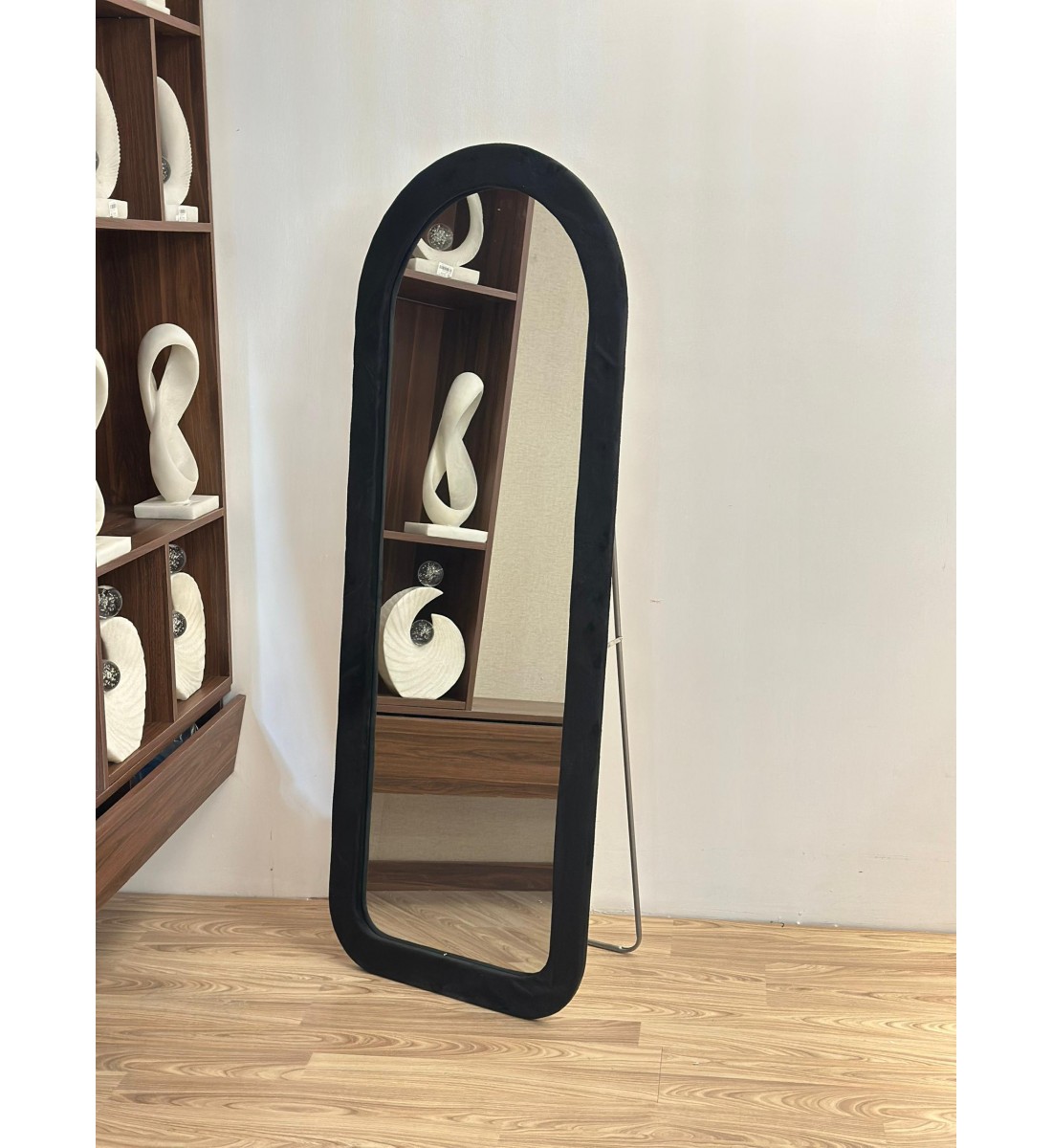 مرآة أرضية أنيقة بتصميم عصري فريد، بإطار منحنٍ بلون اسود ناعم165×65سم 