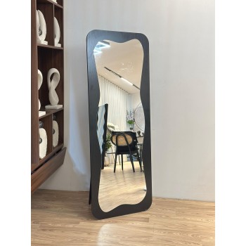 مرآة أرضية أنيقة بتصميم عصري فريد، بإطار منحنٍ بلون اسود ناعم165×65سم 