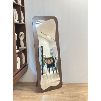 مرآة أرضية أنيقة بتصميم عصري فريد، بإطار  خشبي منحنٍ بلون بني ناعم165×65سم 
