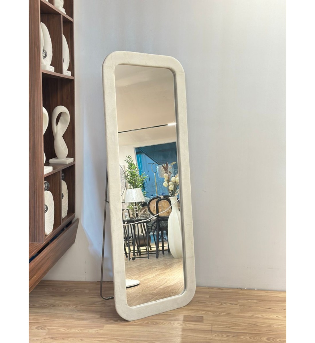 مرآة أرضية أنيقة بتصميم عصري فريد، بإطار منحنٍ بلون بيج ناعم165×65سم 