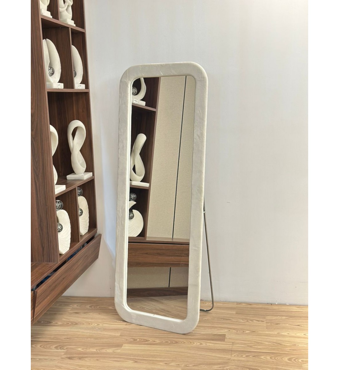 مرآة أرضية أنيقة بتصميم عصري فريد، بإطار منحنٍ بلون بيج ناعم165×65سم 