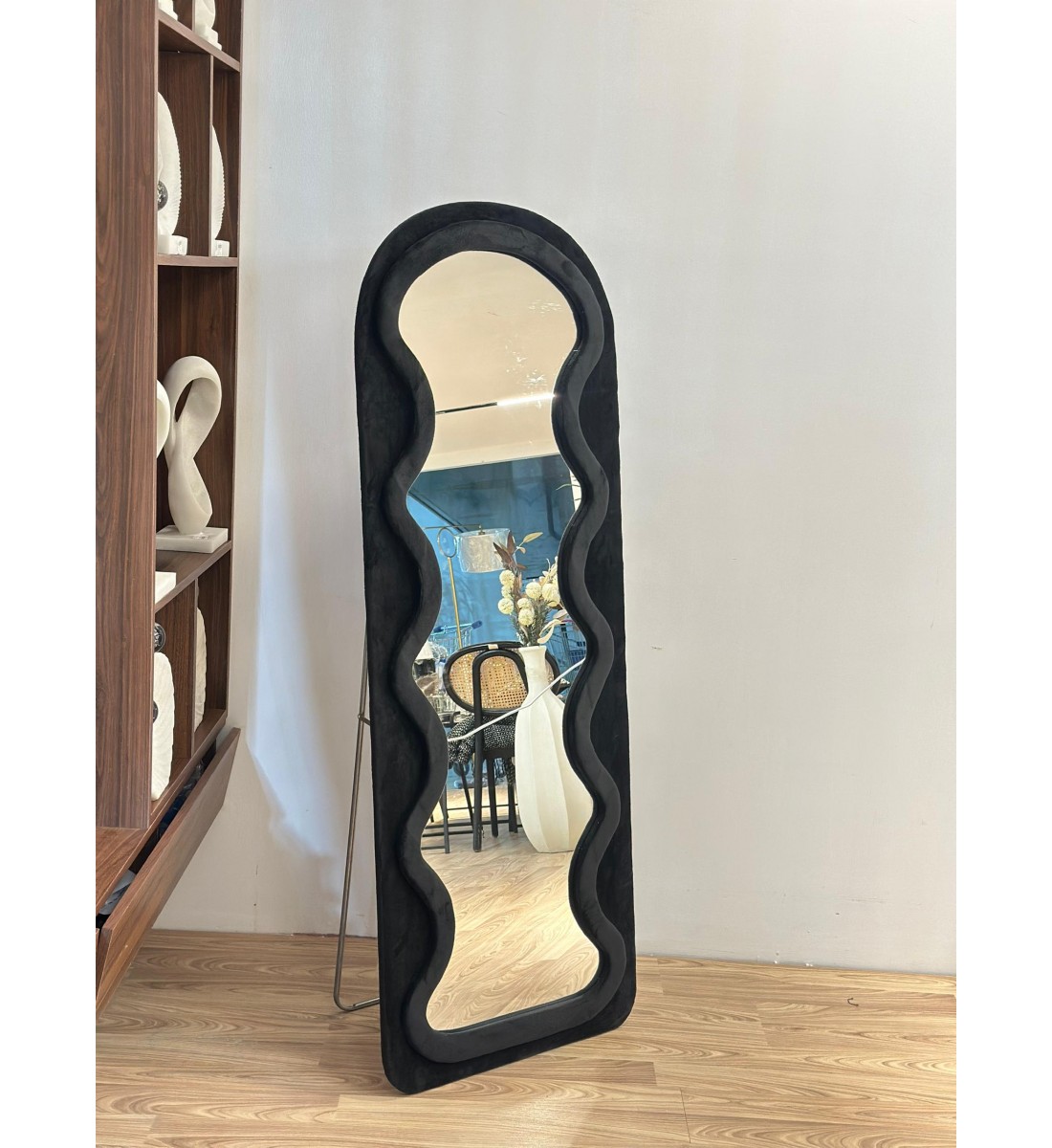 مرآة أرضية أنيقة بتصميم عصري فريد، بإطار منحنٍ بلون اسود ناعم165×65سم 