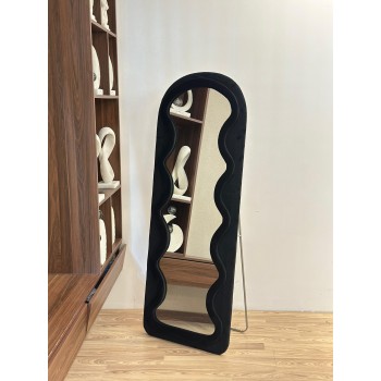 مرآة أرضية أنيقة بتصميم عصري فريد، بإطار منحنٍ بلون اسود ناعم165×65سم 