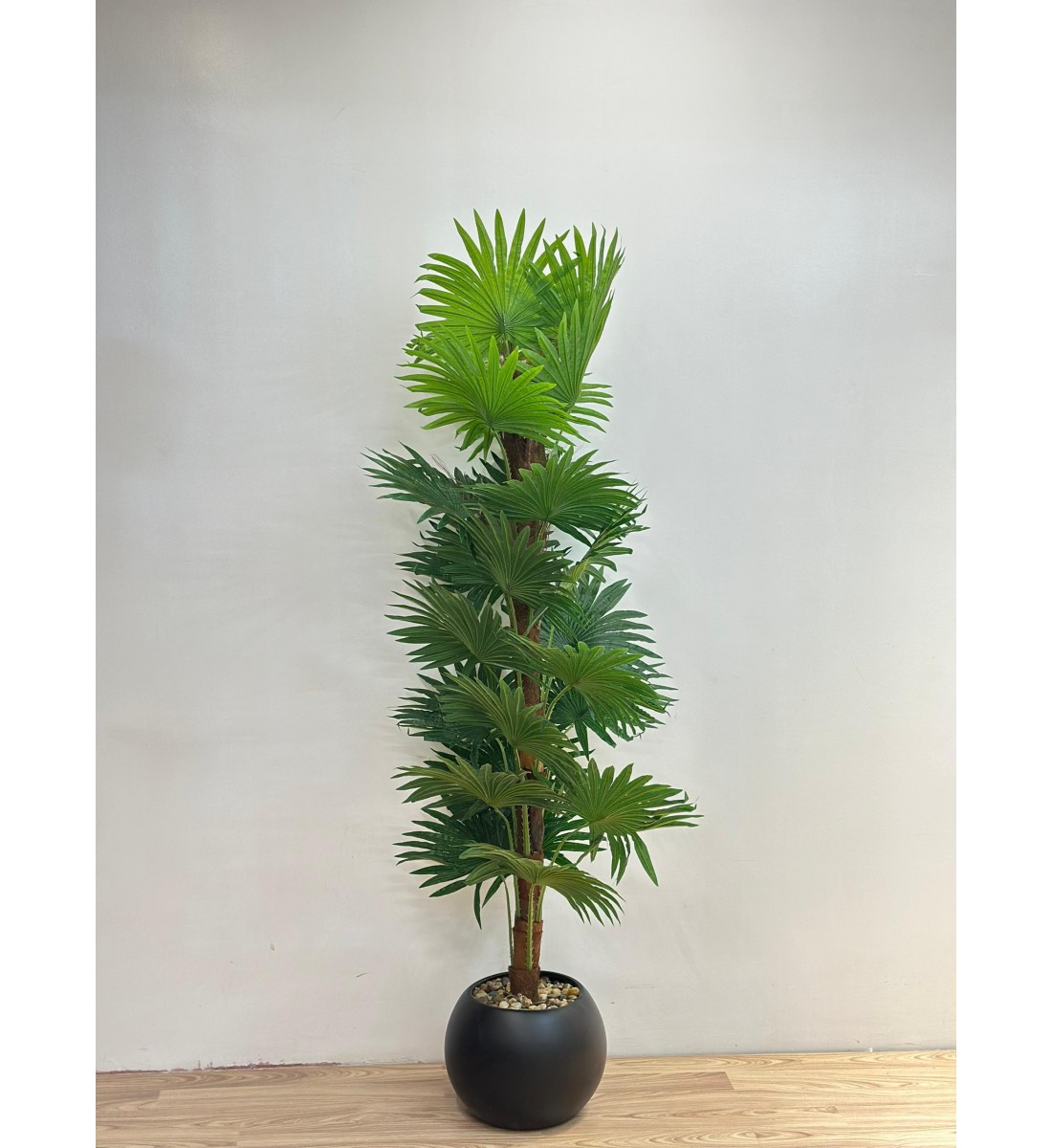 شجرة بمركن اسود واشتنوني ديكور اصطناعية بتصميم واقعي وأوراق خضراء كثيفة تضفي لمسة طبيعية ومنعشة على المكان. 168سم 