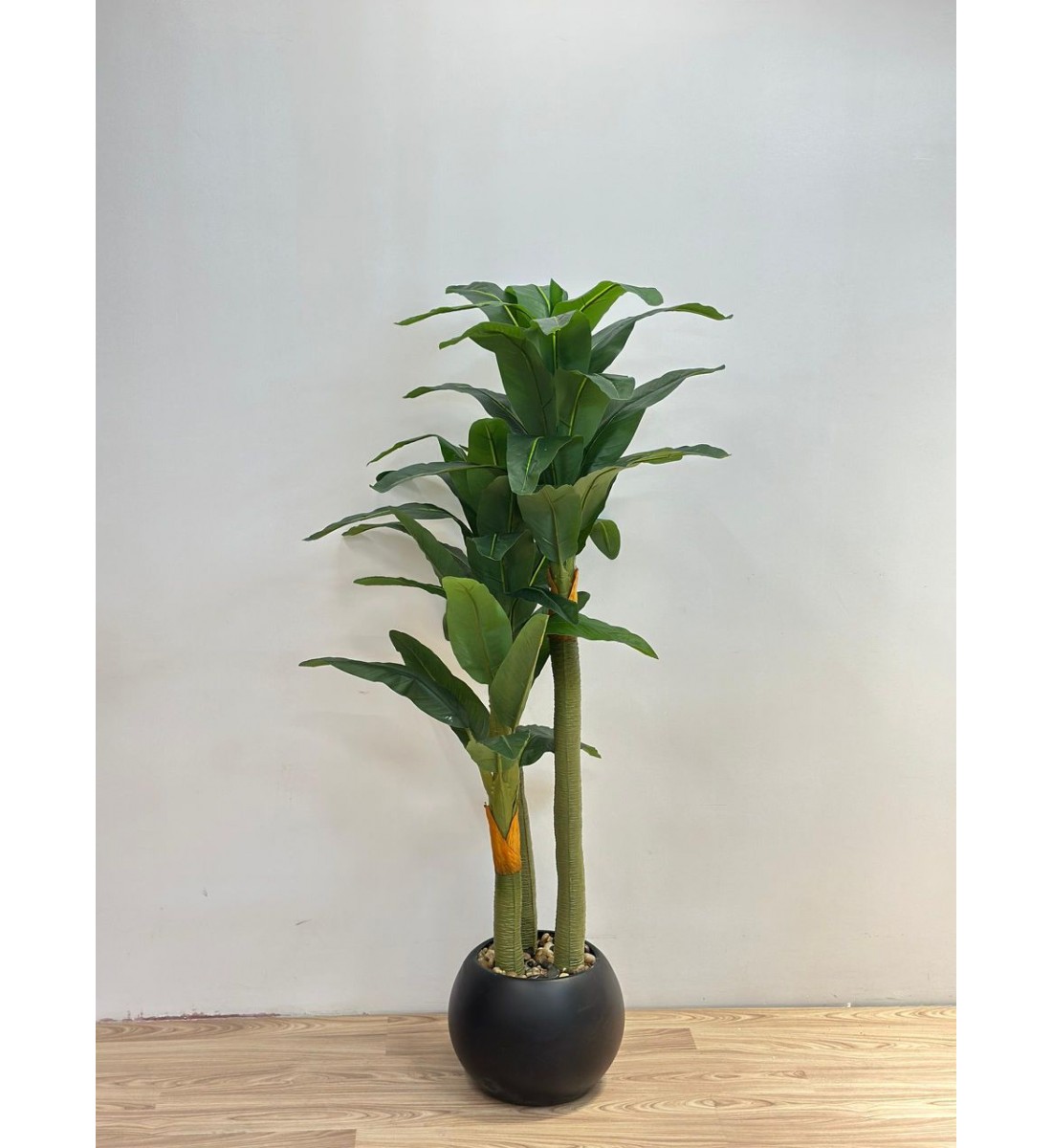 شجرة بمركن اسود 3فروع ديكور اصطناعية بتصميم واقعي وأوراق خضراء كثيفة تضفي لمسة طبيعية ومنعشة على المكان. 162سم