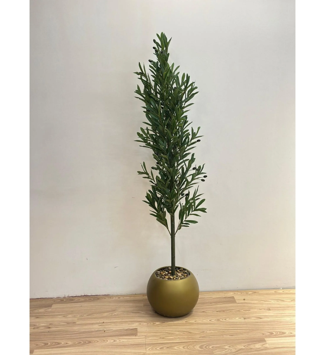 شجرة بمركن اسود زيتون ارتفاع  168سم   ديكور اصطناعية بتصميم واقعي وأوراق خضراء كثيفة تضفي لمسة طبيعية ومنعشة على المكان. 
