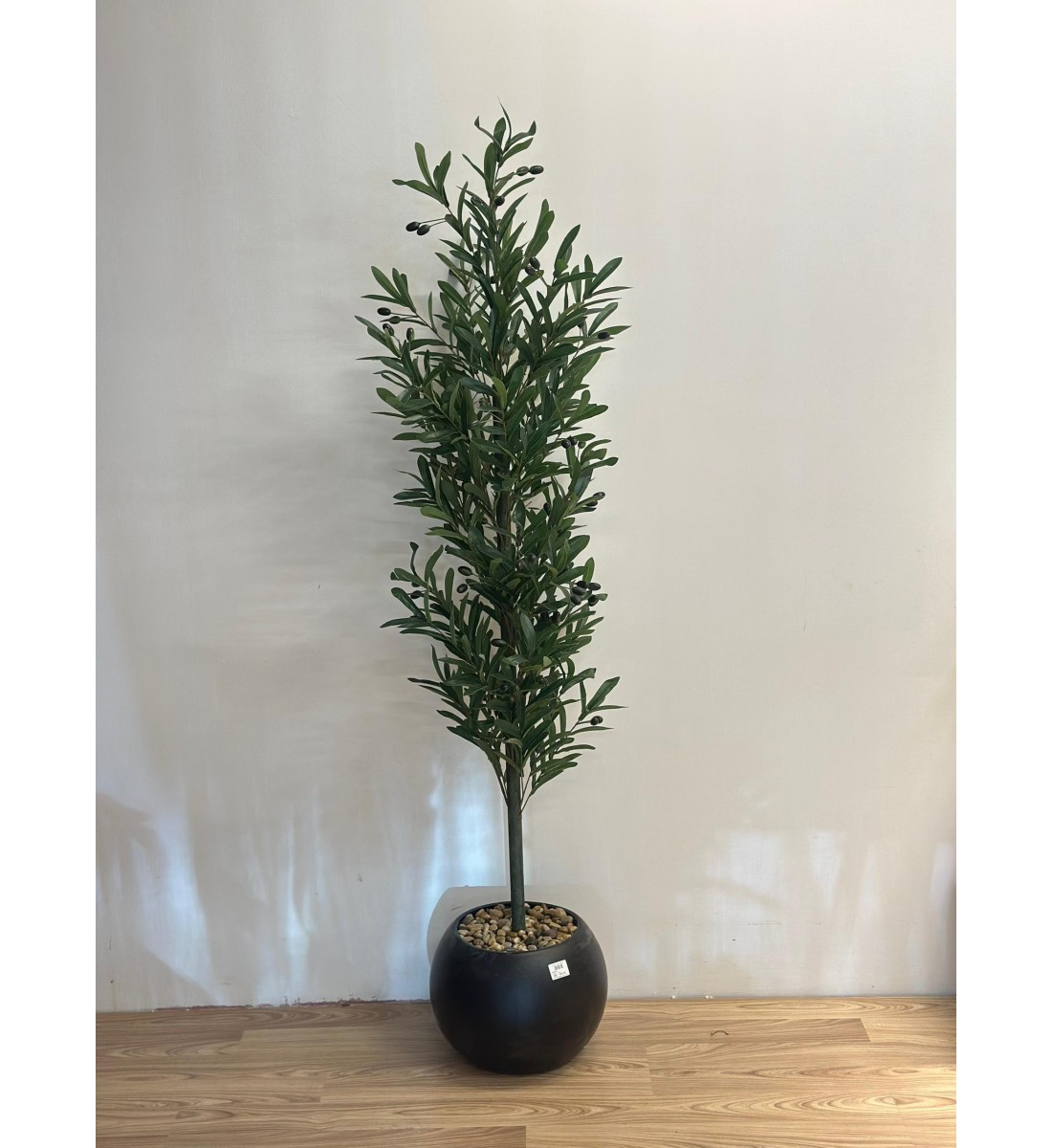 شجرة بمركن اسود زيتون ارتفاع 168سم ديكور اصطناعية بتصميم واقعي وأوراق خضراء كثيفة تضفي لمسة طبيعية ومنعشة على المكان. شجرة بمركن اسود زيتون ارتفاع 168سم ديكور اصطناعية بتصميم واقعي وأوراق خضراء كثيفة تضفي لمسة طبيعية ومنعشة على المكان.