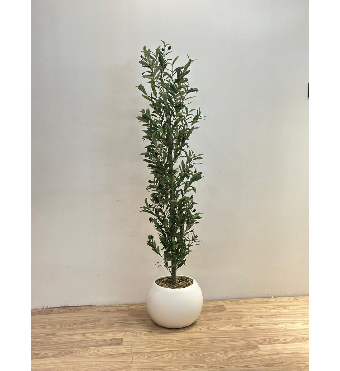 شجرة بمركن ابيض زيتون ارتفاع  168سم  ديكور اصطناعية بتصميم واقعي وأوراق خضراء كثيفة تضفي لمسة طبيعية ومنعشة على المكان. 