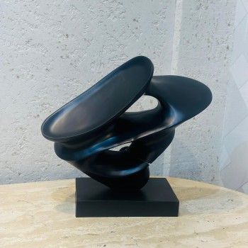 مجسّم ديكوري بتصميم عصري بسيط يجمع بين الانسيابية والأناقة، 33×38×15سم