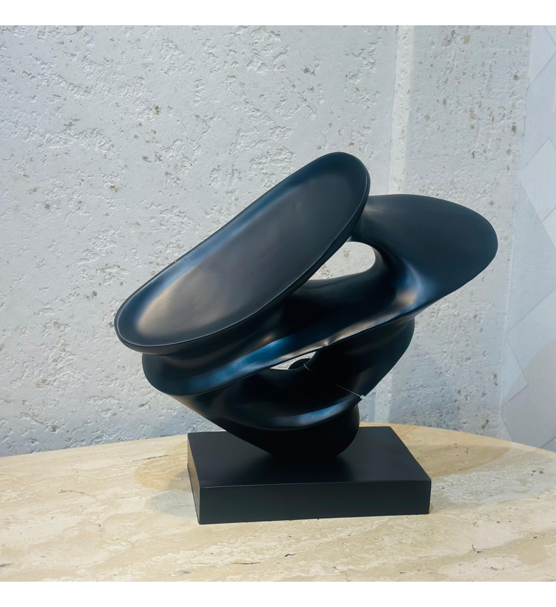 مجسّم ديكوري بتصميم عصري بسيط يجمع بين الانسيابية والأناقة، 33×38×15سم