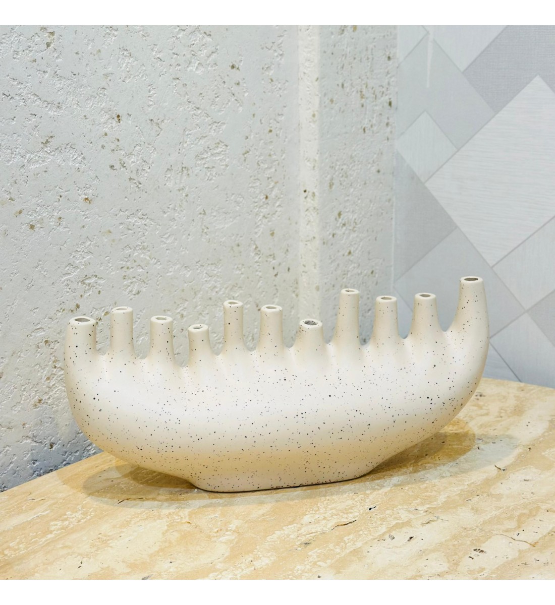 مجسّم ديكوري بتصميم عصري بسيط يجمع بين الانسيابية والأناقة، 33×38×15سم