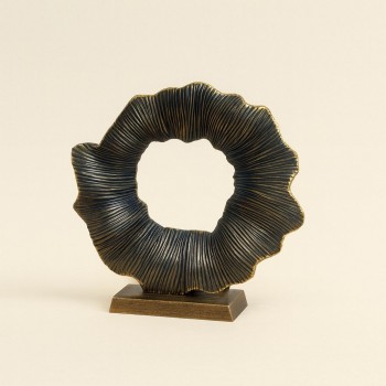 تحفة ديكورية سيراميك بتصميم دائري مجوّف، تتميز بتموجات دقيقة تضيف لمسة فنية جذابة 27×28×7سم 