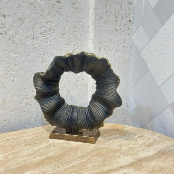 تحفة ديكورية سيراميك بتصميم دائري مجوّف، تتميز بتموجات دقيقة تضيف لمسة فنية جذابة 27×28×7سم 