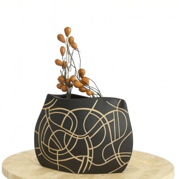 مزهرية خزفية أنيقة باللون الأسود المطفي مزخرفة بخطوط ذهبية22×28×9سم 