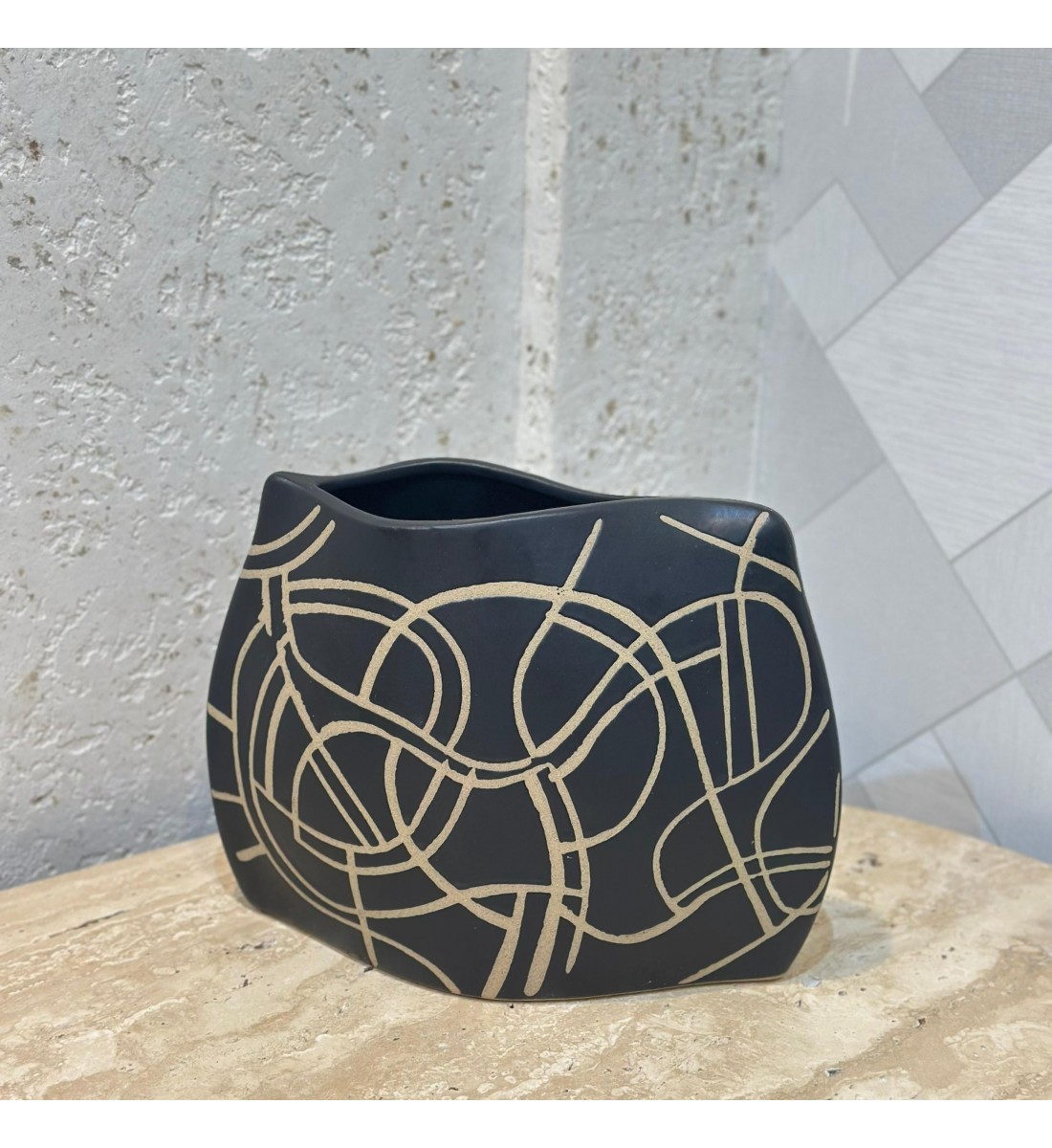 مزهرية خزفية أنيقة باللون الأسود المطفي مزخرفة بخطوط ذهبية22×28×9سم 