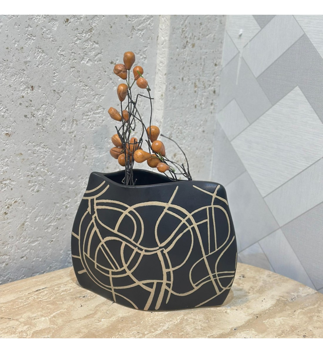 مزهرية خزفية أنيقة باللون الأسود المطفي مزخرفة بخطوط ذهبية22×28×9سم 