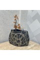 مزهرية خزفية أنيقة باللون الأسود المطفي مزخرفة بخطوط ذهبية22×28×9سم 