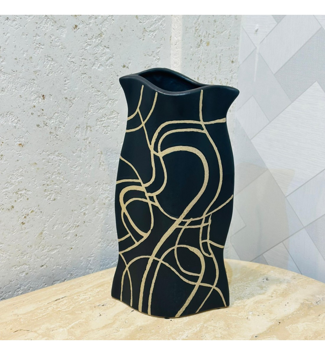 مزهرية خزفية أنيقة باللون الأسود المطفي مزخرفة بخطوط ذهبية42×20×10سم