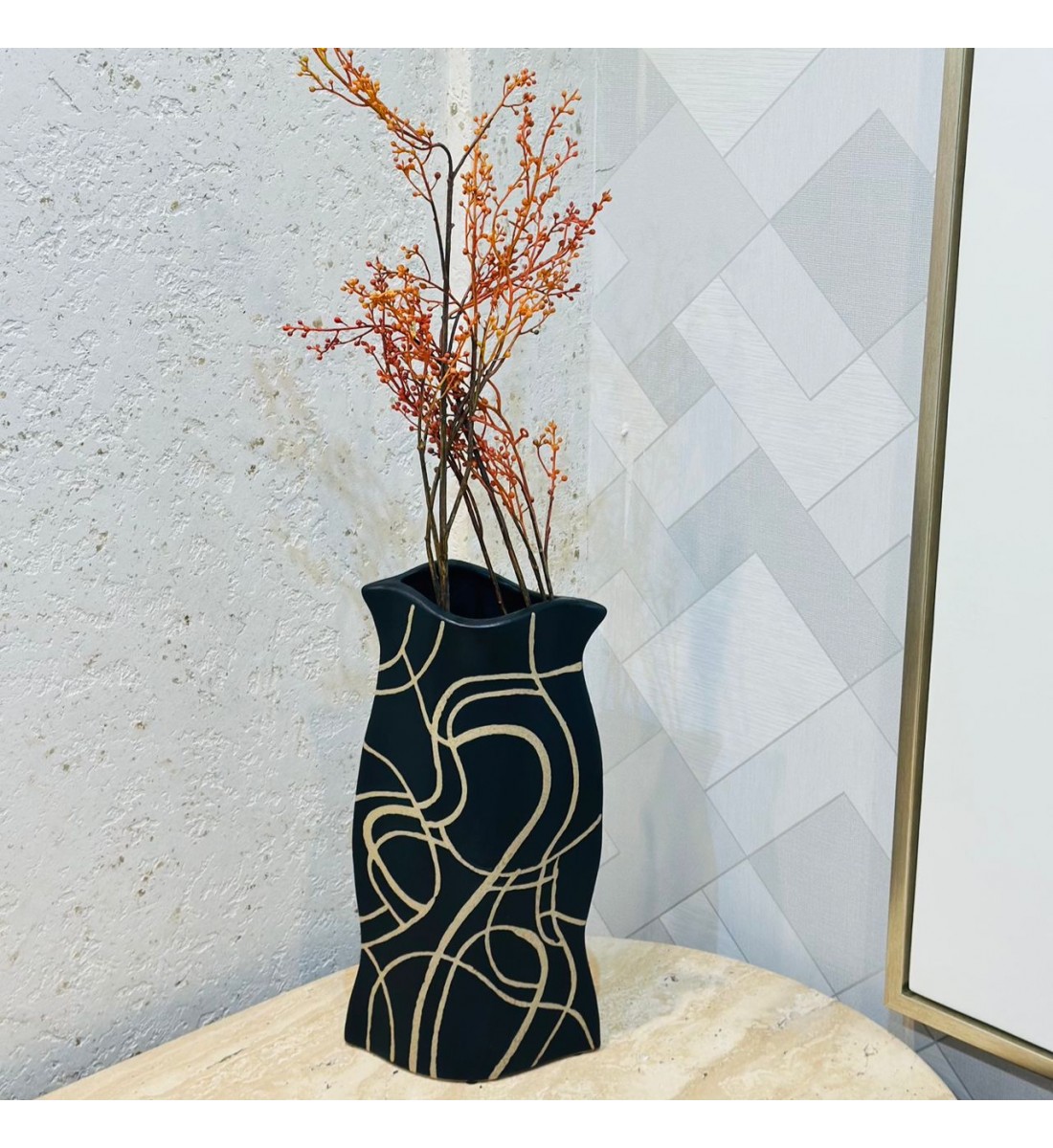 مزهرية خزفية أنيقة باللون الأسود المطفي مزخرفة بخطوط ذهبية42×20×10سم